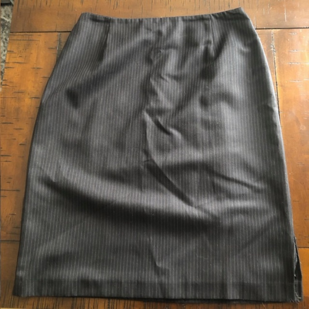 Amoretti black pin striped pencil skirt fully lined side slits zip back size 5